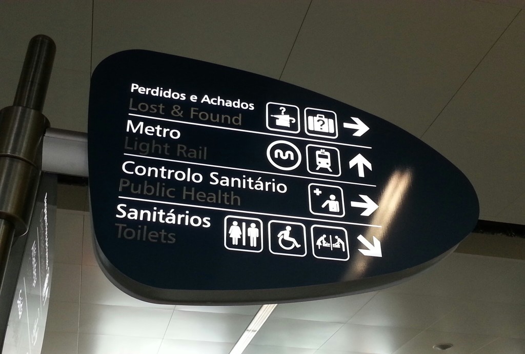 O aeroporto tem fraldário no banheiro masculino!